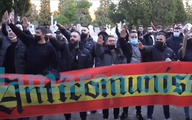 Les néo-nazis manifestant à Madrod. (Photo.Lamarea.com via JTA)